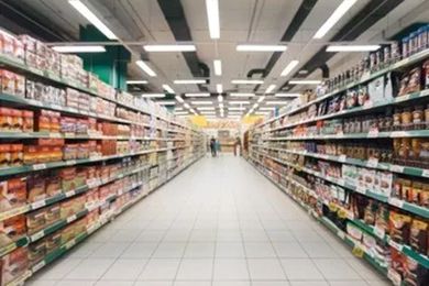 Отель, торговый центр и супермаркет